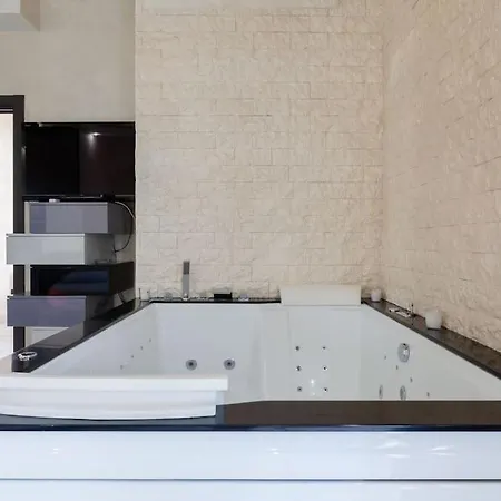 Suitehouse - With Jacuzzi & Comfort Appartamento *