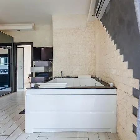 Suitehouse - With Jacuzzi & Comfort San Giorgio a Cremano