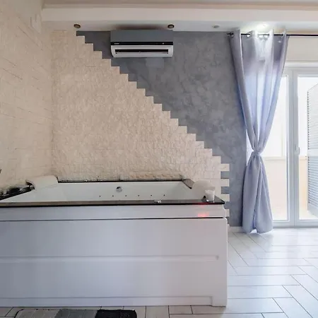 Apartment Suitehouse - With Jacuzzi & Comfort