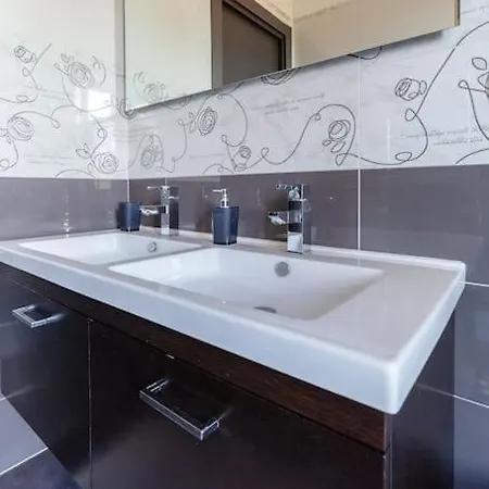 Suitehouse - With Jacuzzi & Comfort Apartment San Giorgio a Cremano